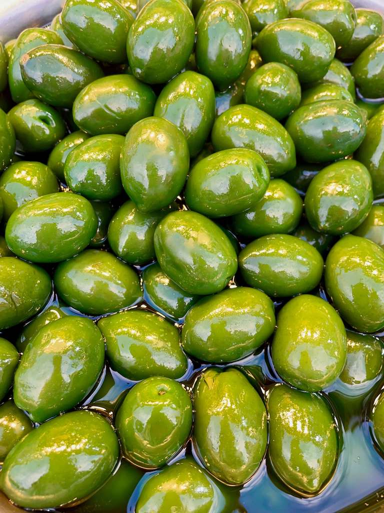 Israel, Jerusalem - Machane Yehuda Market, olives