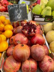 Israel, Jerusalem - Machane Yehuda Market, pomegranate