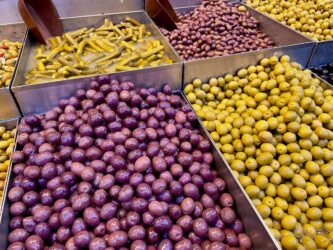 Israel, Jerusalem - Machane Yehuda Market, olives