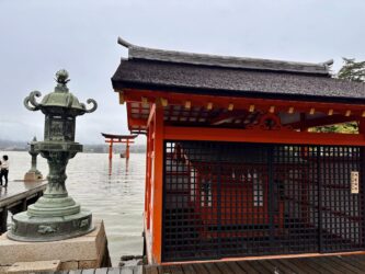 Japan, Miyajima - 'floating' Torii gate at Itsukushima Shrine