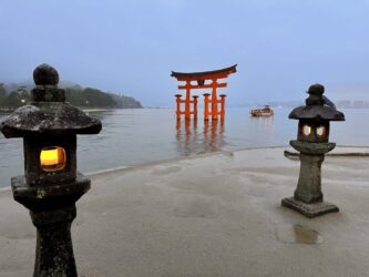 Japan, Miyajima - 'floating' Torii gate at Itsukushima Shrine