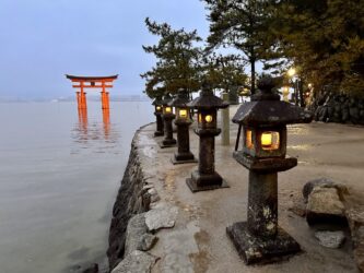 Japan, Miyajima - 'floating' Torii gate at Itsukushima Shrine