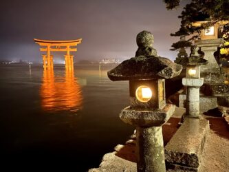 Japan, Miyajima - 'floating' Torii gate at Itsukushima Shrine