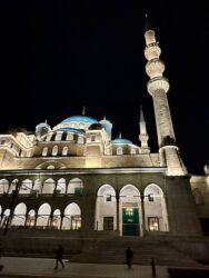 Türkiye, Istanbul - Yeni Mosque at night