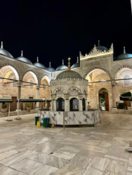 Türkiye, Istanbul - Yeni Mosque at night