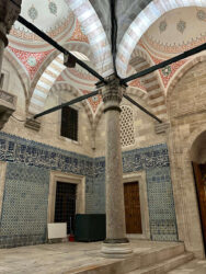 Türkiye, Istanbul - Yeni Mosque at night